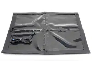Panneau solaire portable noir plié avec câbles attachés