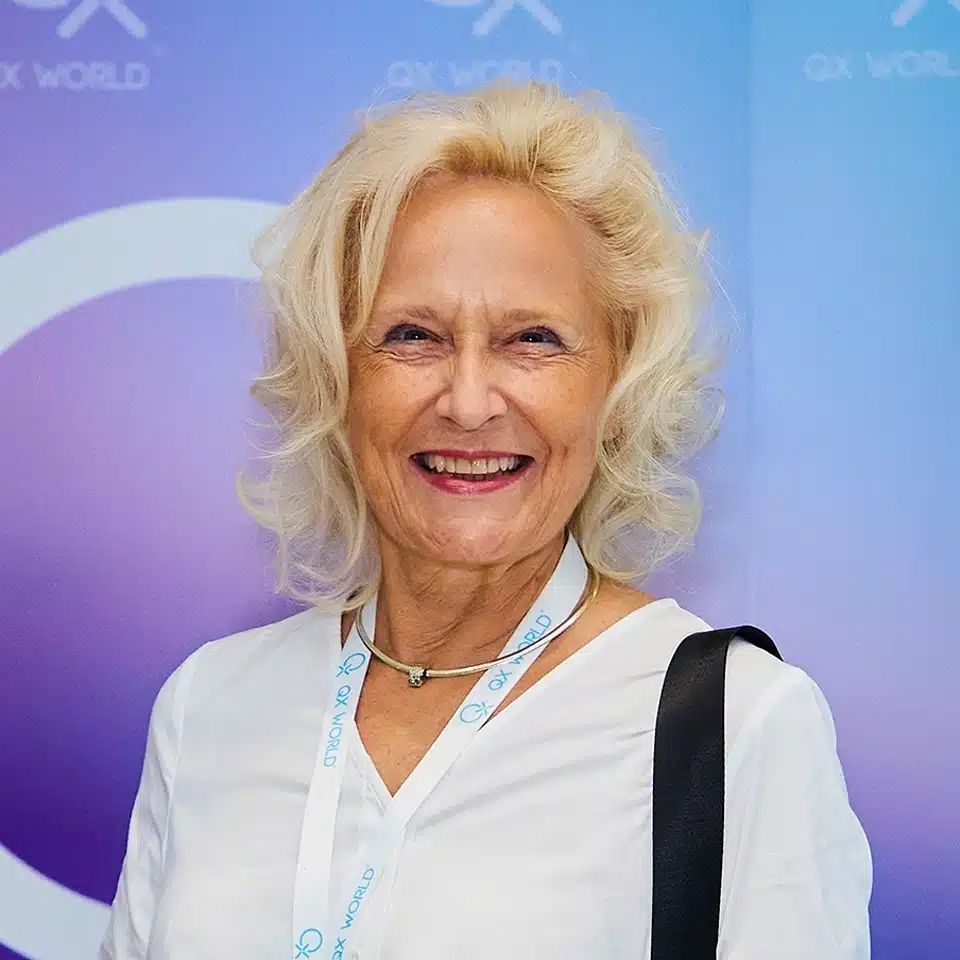 Glimlachende oudere vrouw op een conferentie