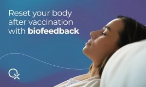Persoană care beneficiază de o sesiune de biofeedback cuantic pentru a sprijini recuperarea după vaccinare