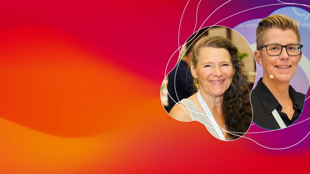 Dos mujeres sonriendo, fondo abstracto colorido