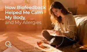 Thuis mediteren als onderdeel van een stressverminderingsroutine voor verlichting van allergieën.